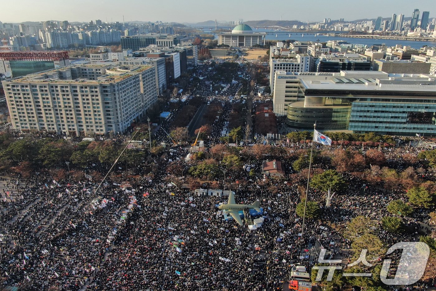 14일 오후 서울 영등포구 여의도 국회의사당 앞에서 열린 &#39;범국민 촛불대행진&#39;에 참석한 시민들이 국회 앞에서부터 여의도공원에 이르기까지 거리를 가득 메우고 윤석열 대통령의 탄핵을 촉구하고 있다. 2024.12.14/뉴스1 ⓒ News1 민경석 기자