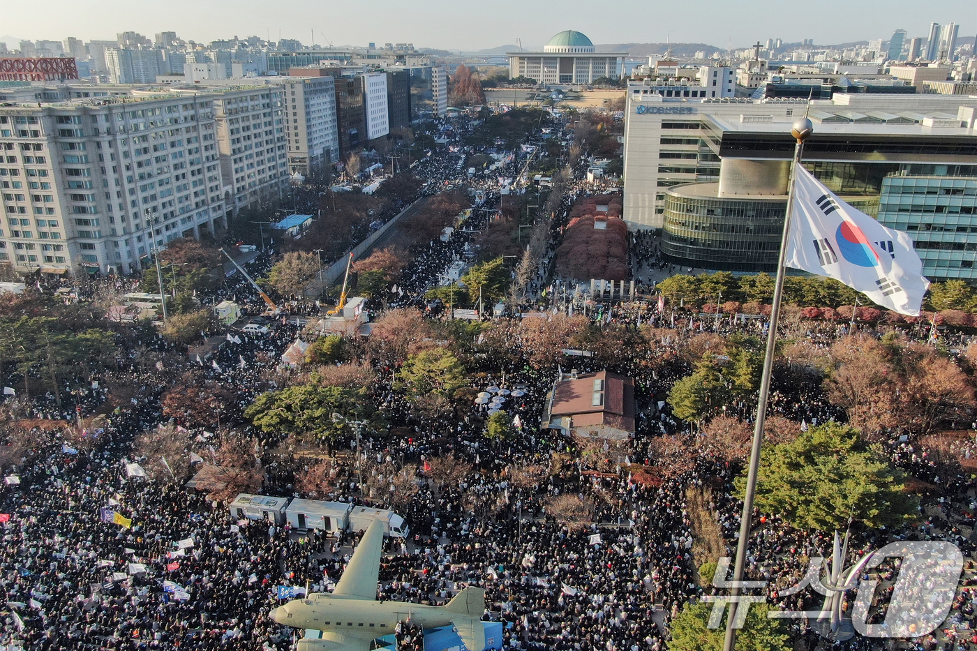 (서울=뉴스1) 민경석 기자 = 14일 오후 서울 영등포구 여의도 국회의사당 앞에서 열린 '범국민 촛불대행진'에 참석한 시민들이 국회 앞에서부터 여의도공원에 이르기까지 거리를 가득 …