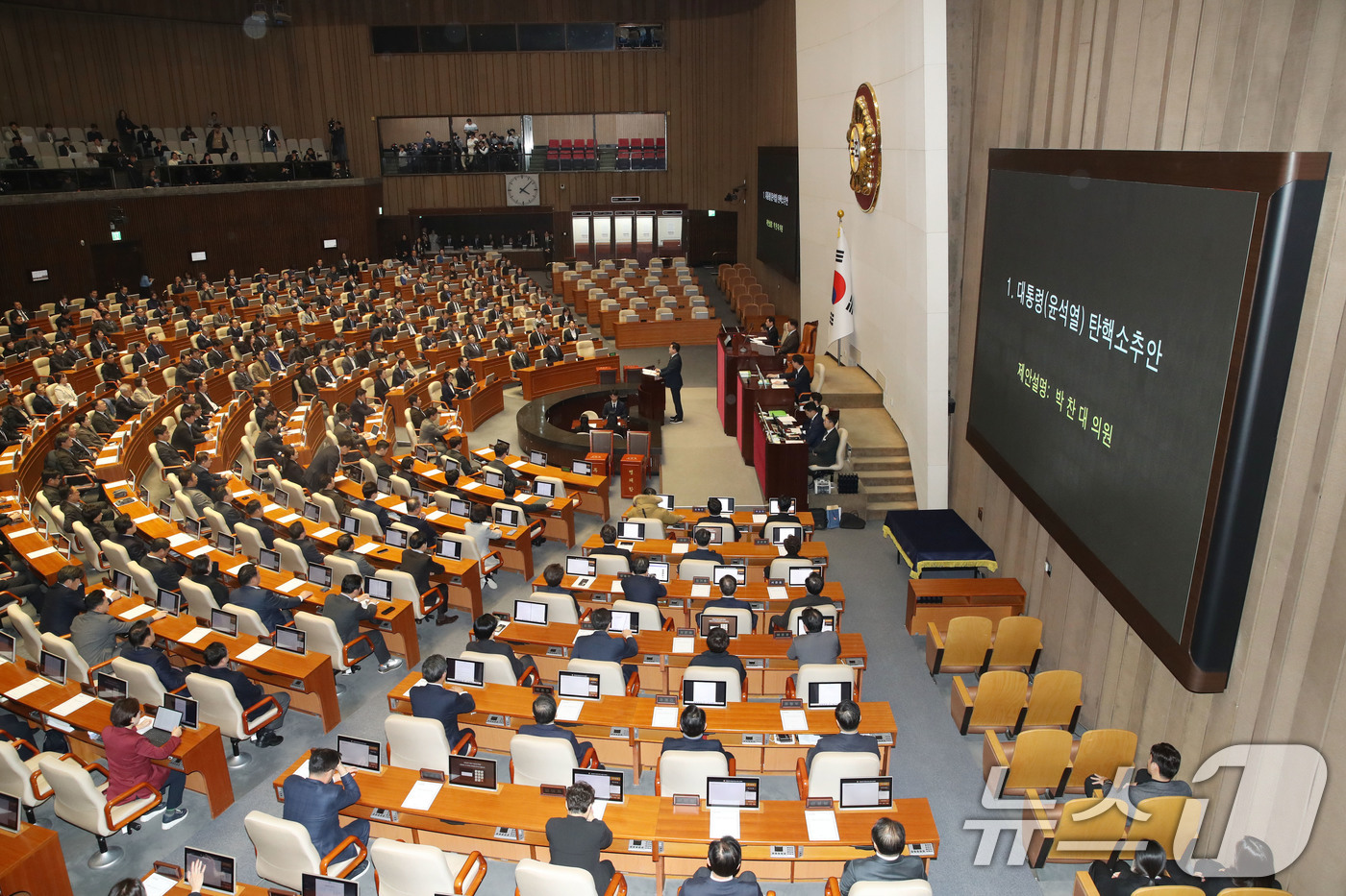 (서울=뉴스1) 이광호 기자 = 우원식 국회의장이 14일 오후 서울 여의도 국회에서 열린 본회의에서 윤석열 대통령 탄핵소추안을 상정하고 있다. 2024.12.14/뉴스1