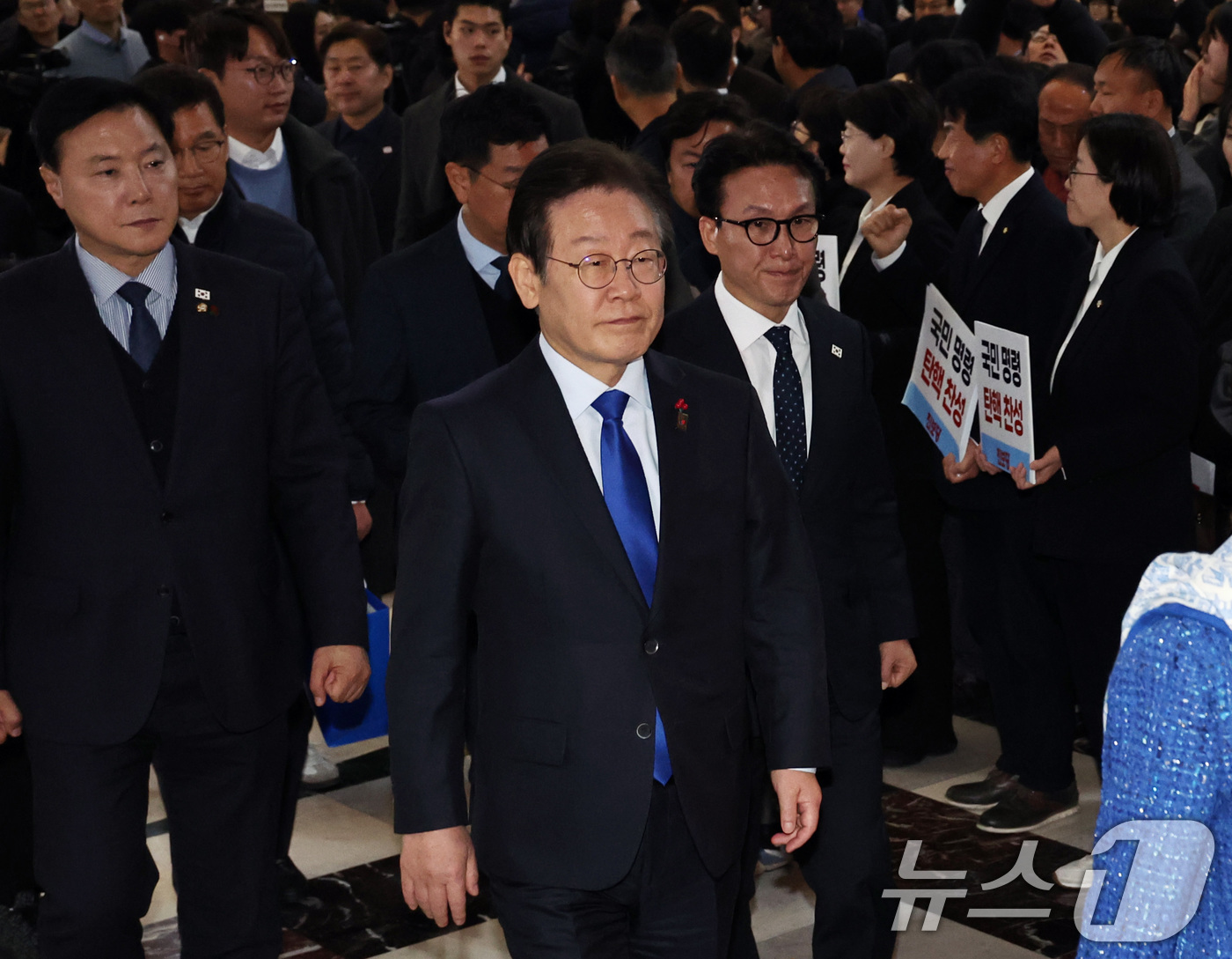 (서울=뉴스1) 구윤성 기자 = 윤석열 대통령에 대한 두 번째 탄핵소추안 국회 표결일인 14일 오후 이재명 더불어민주당 대표가 서울 여의도 국회 본회의장에 입장하고 있다. 2024 …