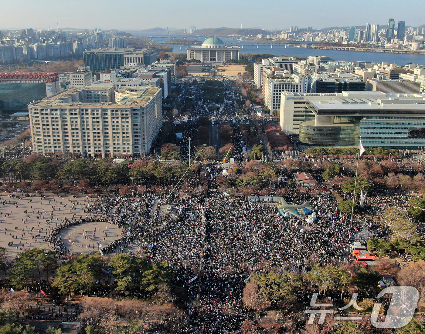 (서울=뉴스1) 민경석 기자 = 14일 오후 서울 영등포구 여의도 국회의사당 앞에서 열린 '범국민 촛불대행진'에 참석한 시민들이 국회 앞에서부터 여의도공원에 이르기까지 거리를 가득 …