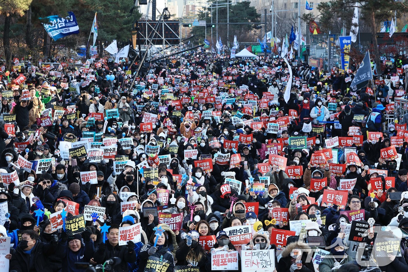 (서울=뉴스1) 박정호 기자 = 윤석열 대통령에 대한 탄핵소추안 표결이 예정된 14일 오후 서울 여의도 국회의사당 앞에서 열린 윤석열 즉각 탄핵 범국민 촛불대행진에 참여한 시민들이 …