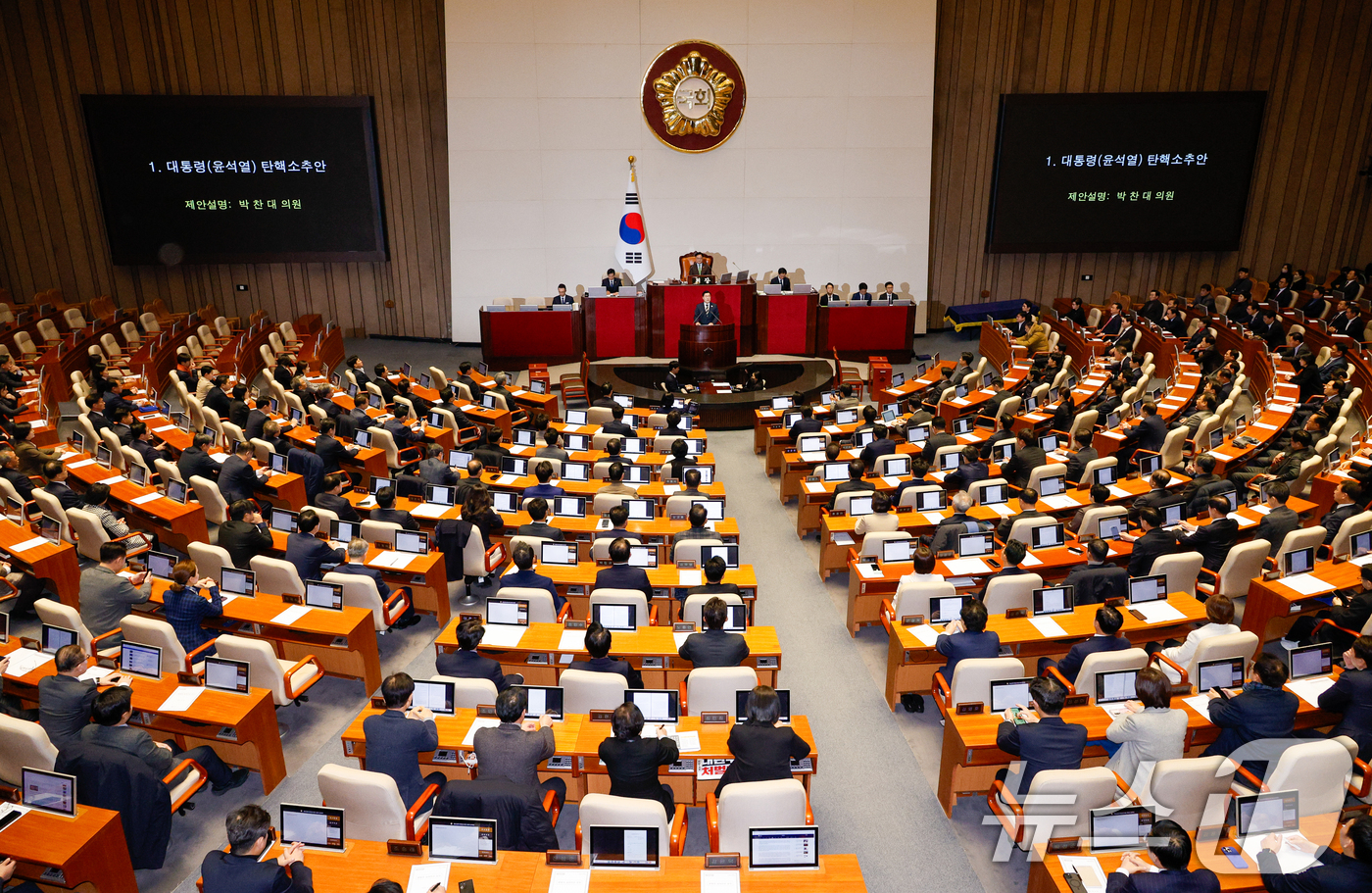 (서울=뉴스1) 안은나 기자 = 박찬대 더불어민주당 원내대표가 14일 오후 서울 여의도 국회에서 열린 제419회국회(임시회) 제4차 본회의에서 윤석열 대통령 탄핵소추안 제안설명을 …