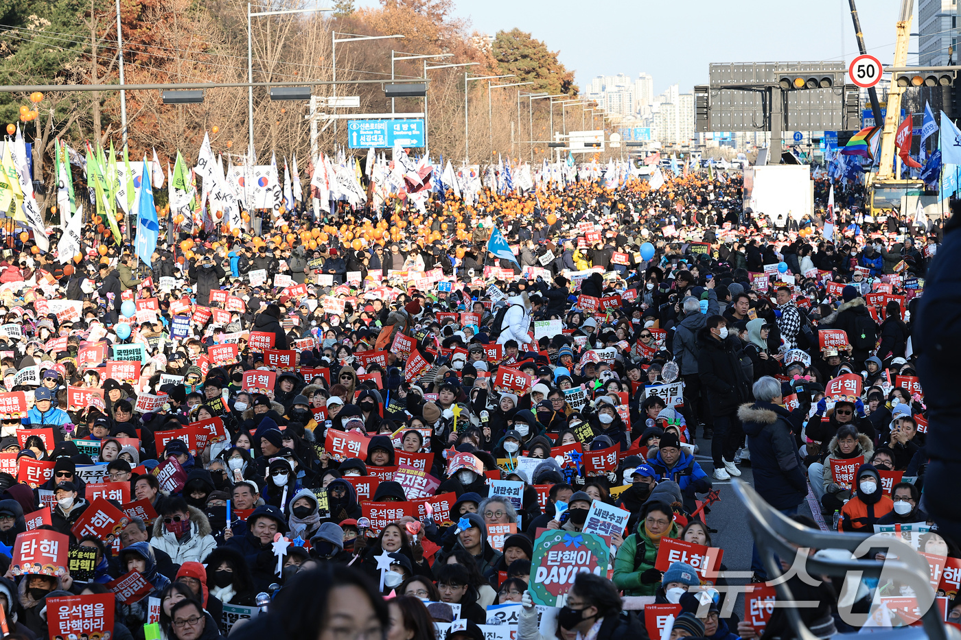 (서울=뉴스1) 박정호 기자 = 윤석열 대통령에 대한 탄핵소추안 표결이 예정된 14일 오후 서울 여의도 국회의사당 앞에서 열린 윤석열 즉각 탄핵 범국민 촛불대행진에 참여한 시민들이 …