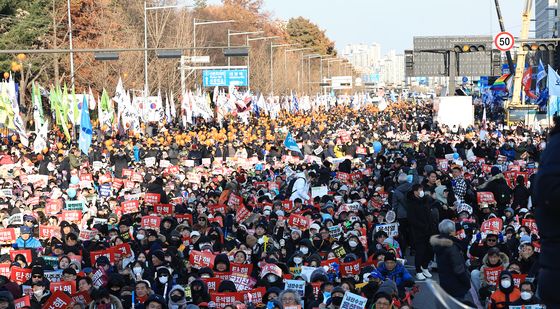 국회 앞 가득 메운 시민들의 '탄핵' 외침