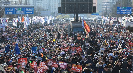 국회 주변 가득 메운 탄핵 촉구 외침