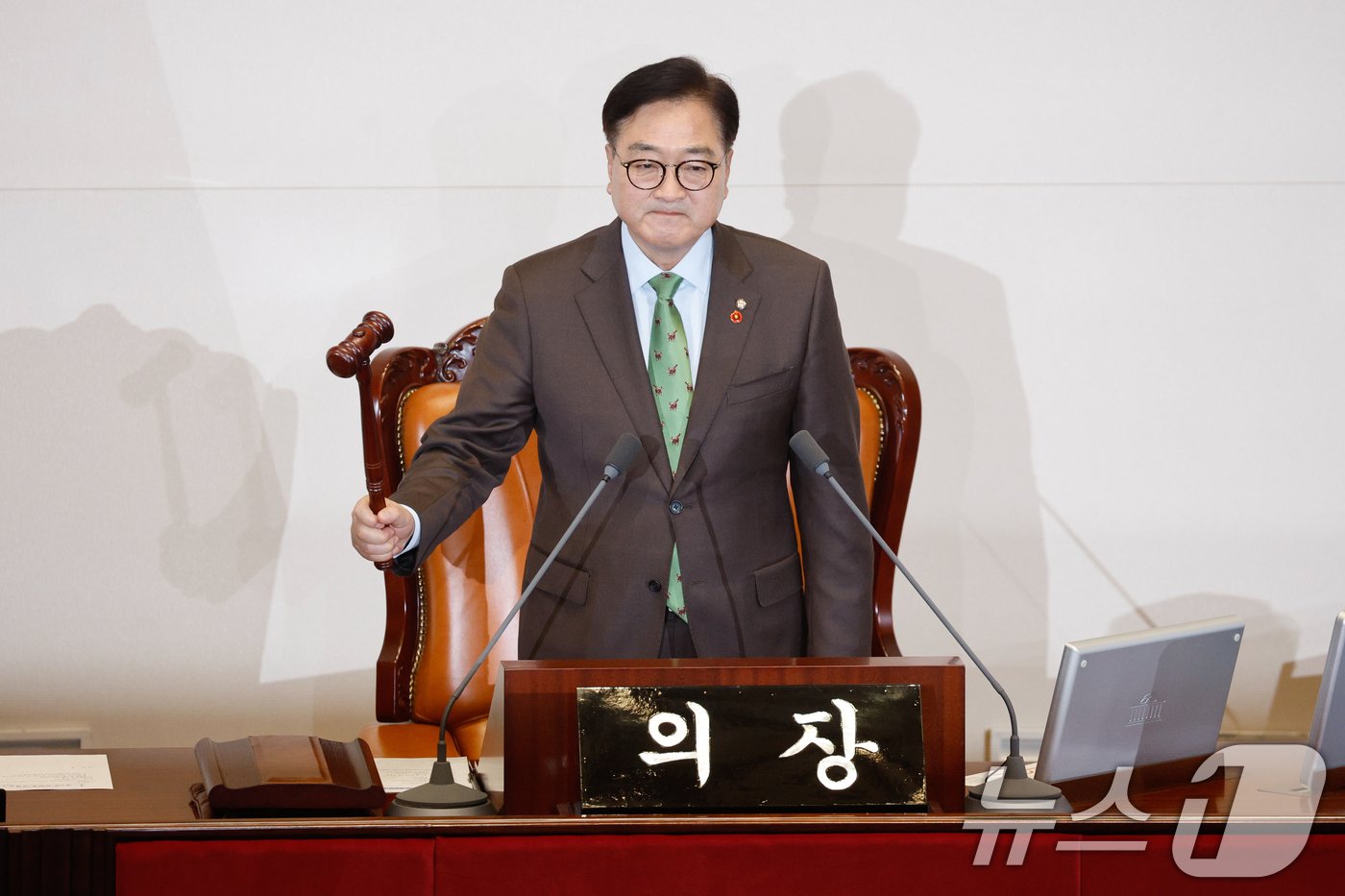 본문 이미지 - 우원식 국회의장이 14일 오후 서울 여의도 국회에서 열린 윤석열 대통령 탄핵안 표결을 위한 제419회국회&#40;임시회&#41; 제4차 본회의 개의를 알리고 있다. 2024.12.14/뉴스1 ⓒ News1 안은나 기자
