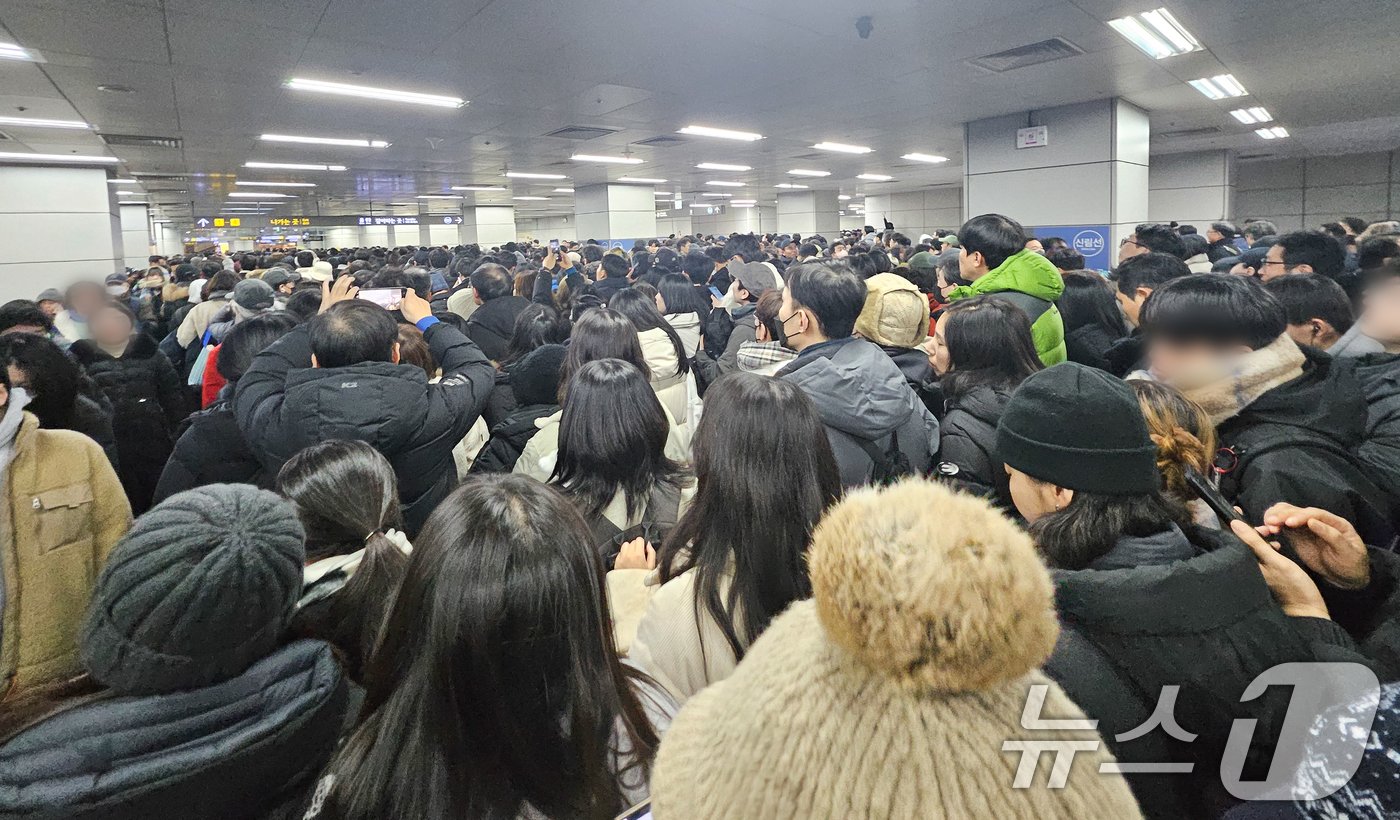 본문 이미지 - 윤석열 대통령에 대한 국회 탄핵소추안 표결일인 14일 서울 9호선 샛강역에서 '범국민 촛불대행진'에 참석한 시민들이 줄지어 서 있다. 서울시메트로9호선은 이날 오후 2시 45분부로 9호선 국회의사당역과 여의도역을 무정차 통과 중이라고 밝혔다. (독자 제공)2024.12.14/뉴스1 ⓒ News1 허경 기자