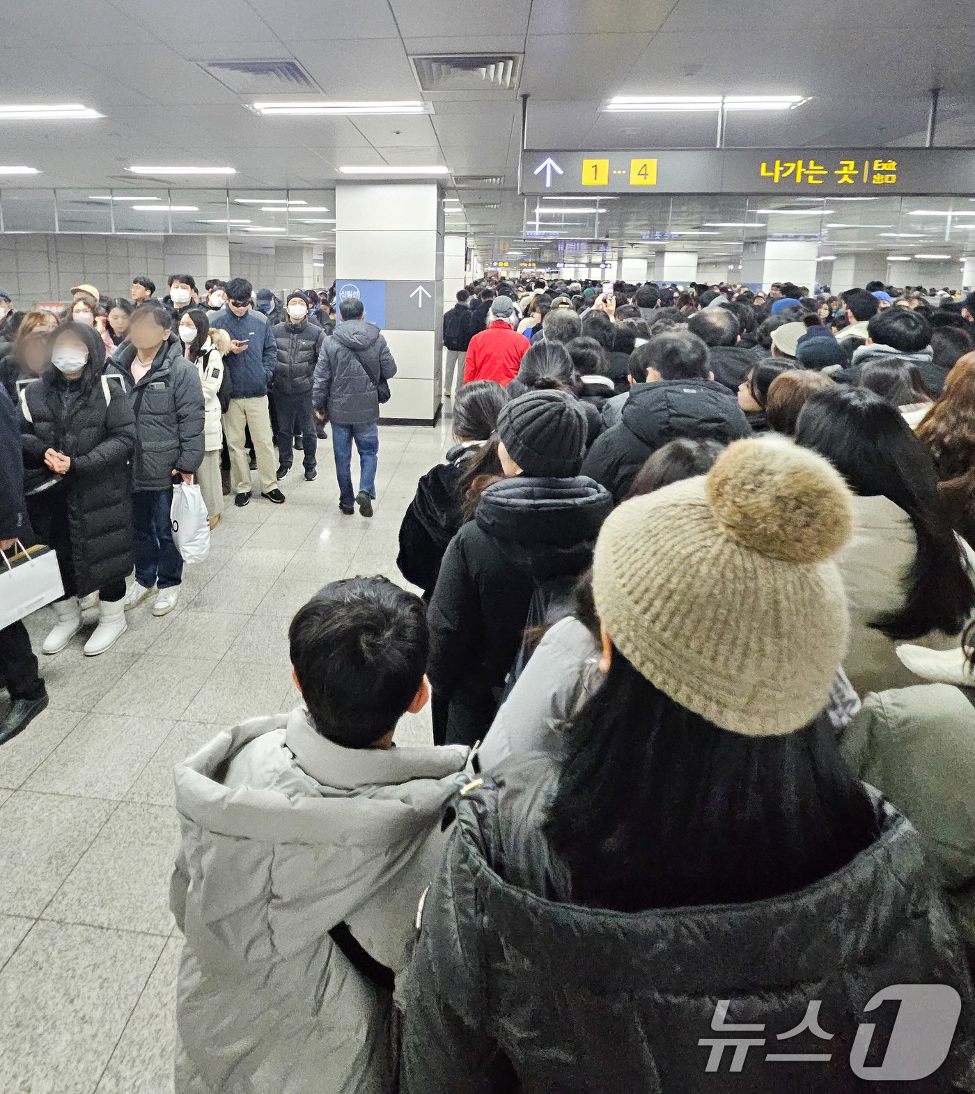 본문 이미지 - 윤석열 대통령에 대한 국회 탄핵소추안 표결일인 14일 서울 9호선 샛강역에서 '범국민 촛불대행진'에 참석한 시민들이 줄지어 서 있다. 서울시메트로9호선은 이날 오후 2시 45분부로 9호선 국회의사당역과 여의도역을 무정차 통과 중이라고 밝혔다. (독자 제공)2024.12.14/뉴스1 ⓒ News1 허경 기자