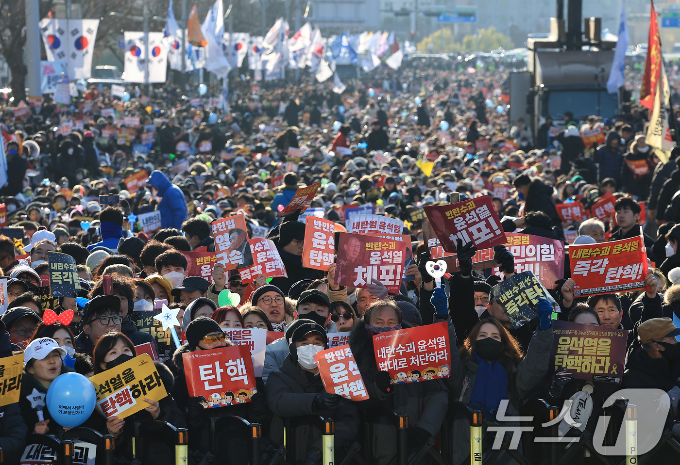 (서울=뉴스1) 박정호 기자 = 윤석열 대통령에 대한 탄핵소추안 표결이 예정된 14일 오후 서울 여의도 국회의사당 앞에서 열린 윤석열 즉각 탄핵 범국민 촛불대행진에 참여한 시민들이 …