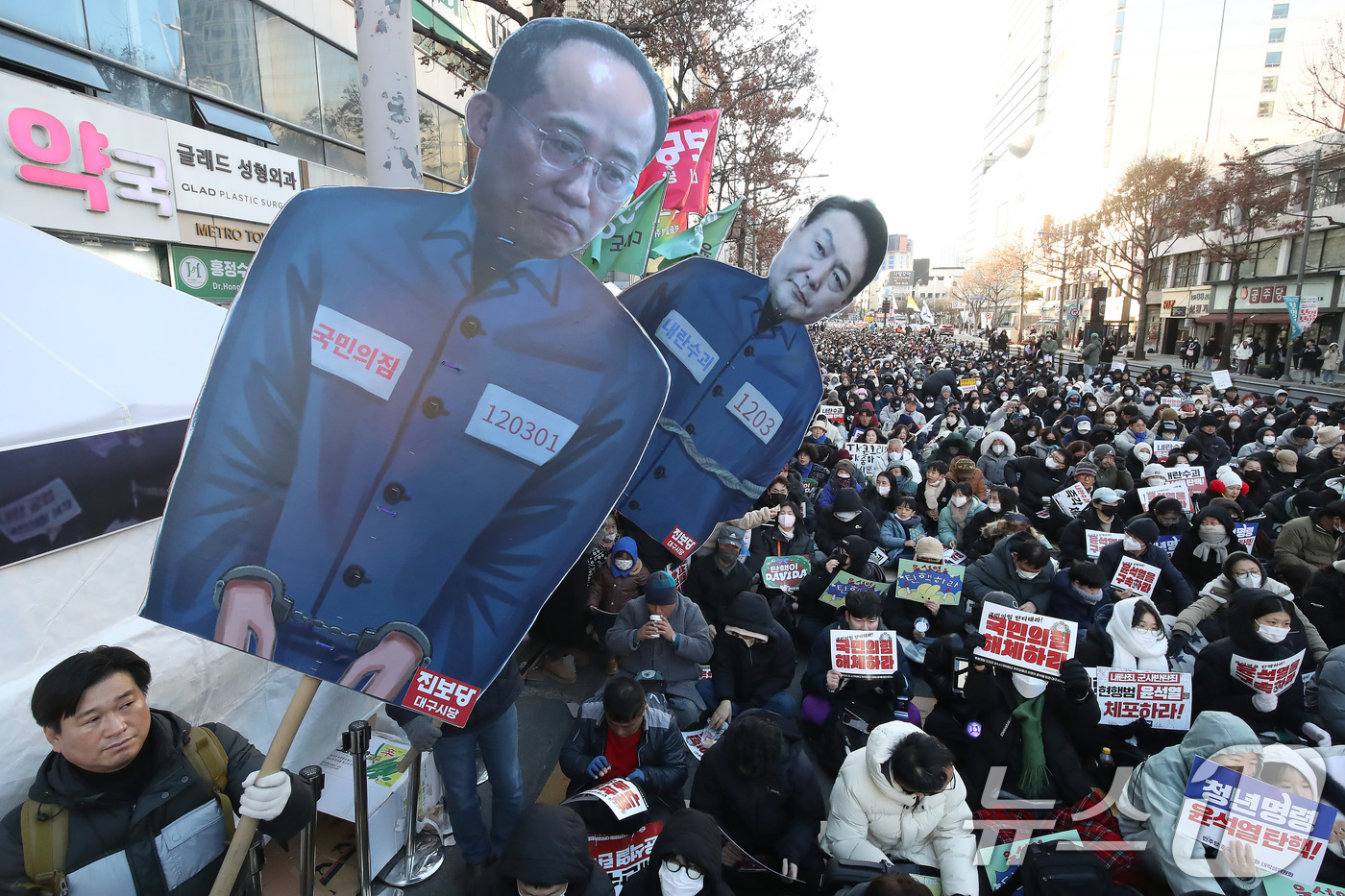 (대구=뉴스1) 공정식 기자 = 윤석열 대통령 탄핵소추안 2차 표결을 앞둔 14일 오후 대구 중구 국채보상로에 모인 시민들이 윤석열 탄핵과 퇴진을 촉구하고 있다. 2024.12.1 …