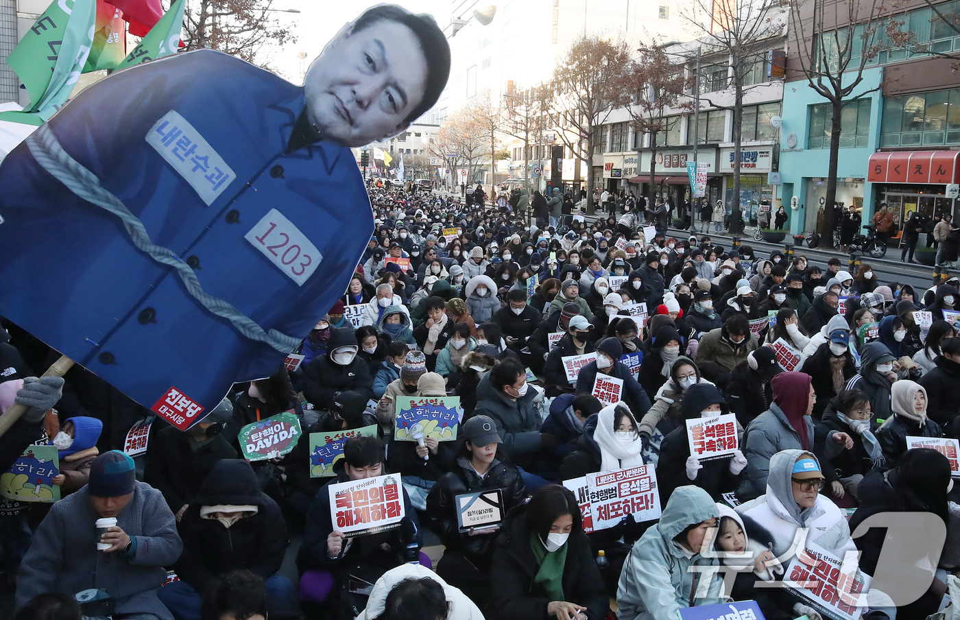 (대구=뉴스1) 공정식 기자 = 윤석열 대통령 탄핵소추안 2차 표결을 앞둔 14일 오후 대구 중구 국채보상로에 모인 시민들이 윤석열 탄핵과 퇴진을 촉구하고 있다. 2024.12.1 …