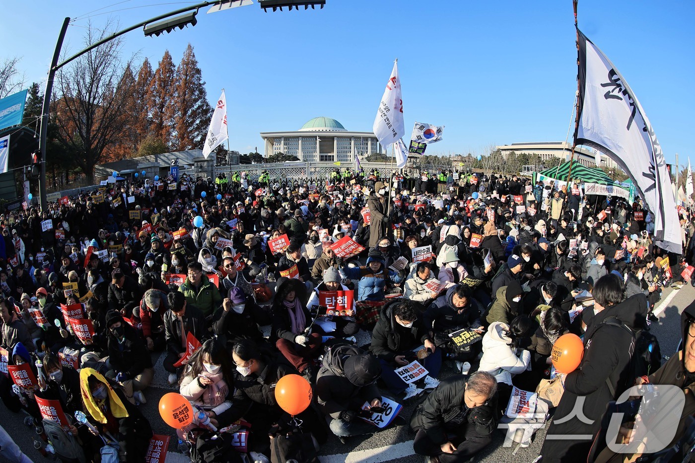 (서울=뉴스1) 박정호 기자 = 윤석열 대통령에 대한 탄핵소추안 표결이 예정된 14일 오후 서울 여의도 국회의사당 앞에서 열린 윤석열 즉각 탄핵 범국민 촛불대행진에 참여한 시민들이 …