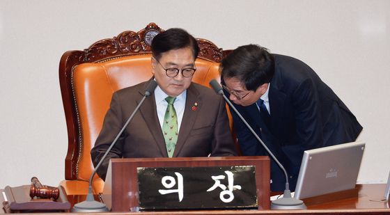 의사국장과 대화하는 우원식 의장