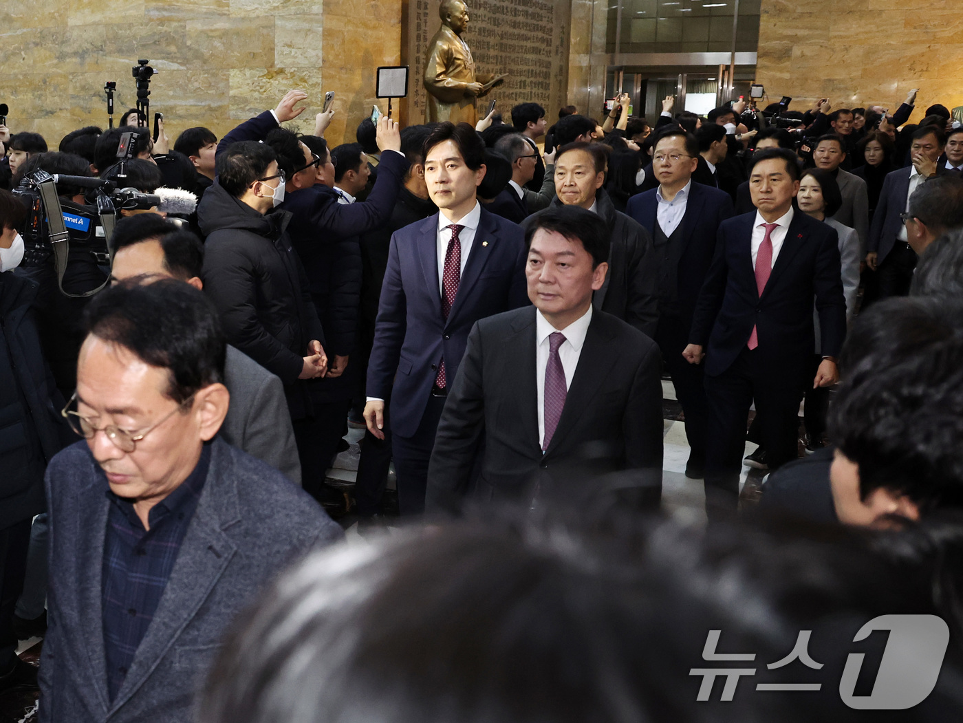 (서울=뉴스1) 구윤성 기자 = 안철수, 김도읍 의원을 비롯한 국민의힘 의원들이 윤석열 대통령에 대한 두 번째 탄핵소추안 국회 표결일인 14일 오후 서울 여의도 국회 본회의장에 입 …