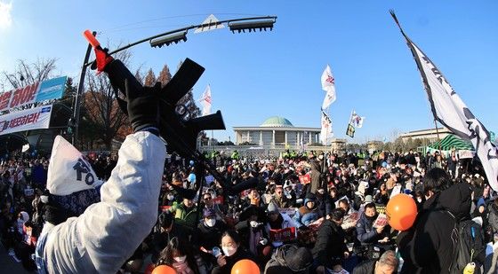 '총으로 침탈될 뻔한 국회, 국민이 지킨다'