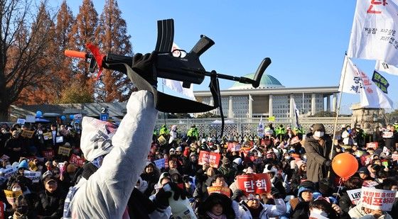 '총으로 침탈될 뻔한 국회, 국민이 지킨다'