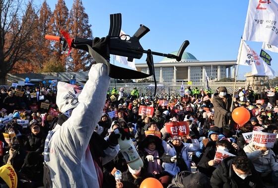[기자의 눈] 판결 하나에 나라가 둘로 갈라지는 사회