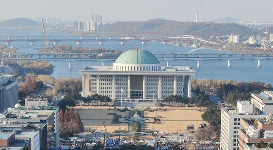 국회 앞 가득 메운 '尹 탄핵 촉구' 시민들