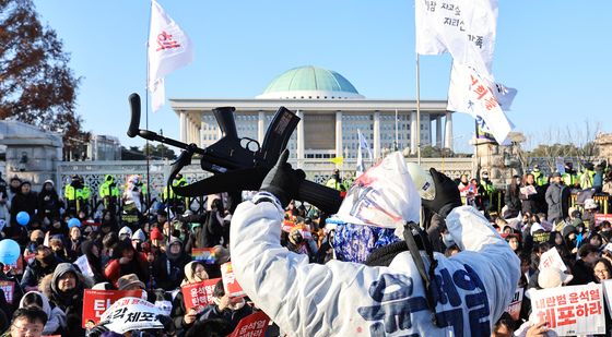 국회 앞 총 든 윤석열