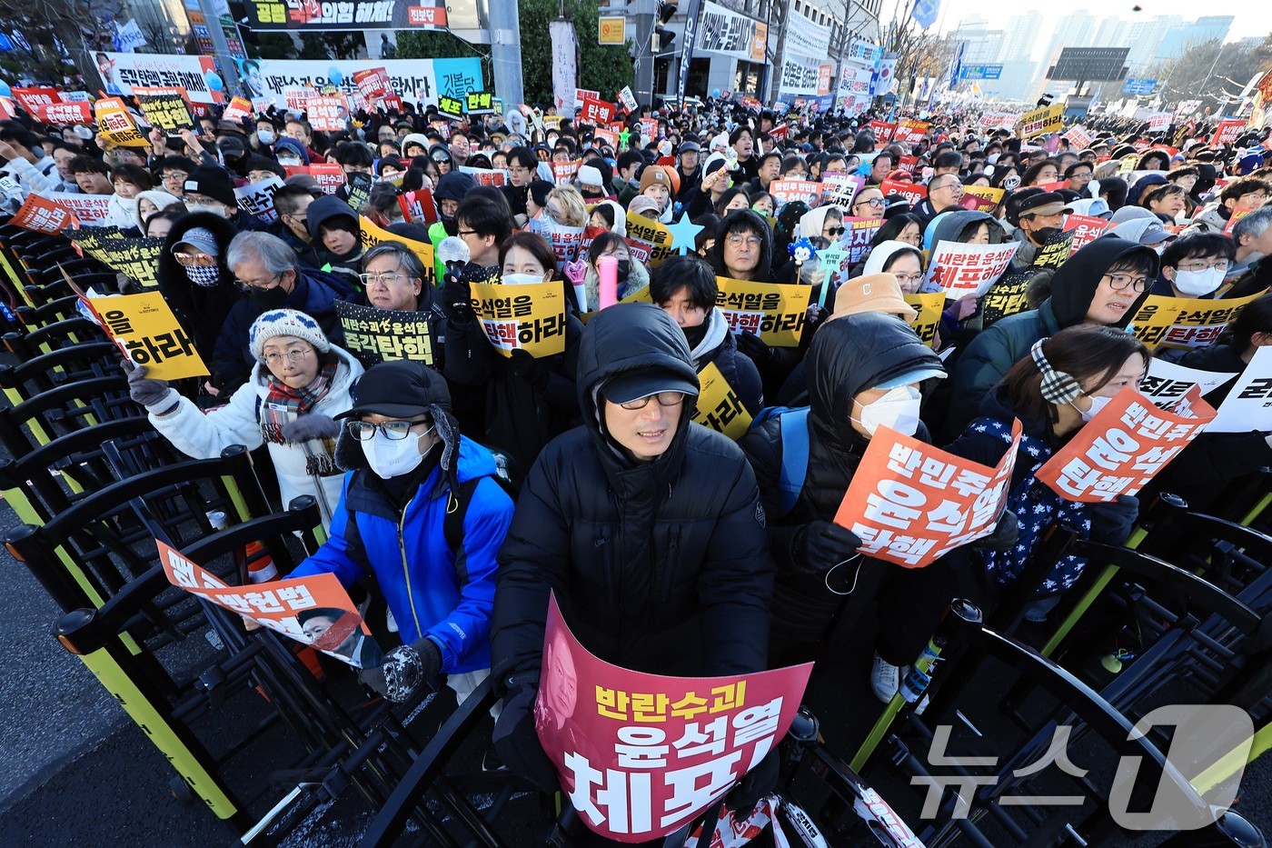 (서울=뉴스1) 박정호 기자 = 윤석열 대통령에 대한 탄핵소추안 표결이 예정된 14일 오후 서울 여의도 국회의사당 앞에서 열린 윤석열 즉각 탄핵 범국민 촛불대행진에 참여한 시민들이 …