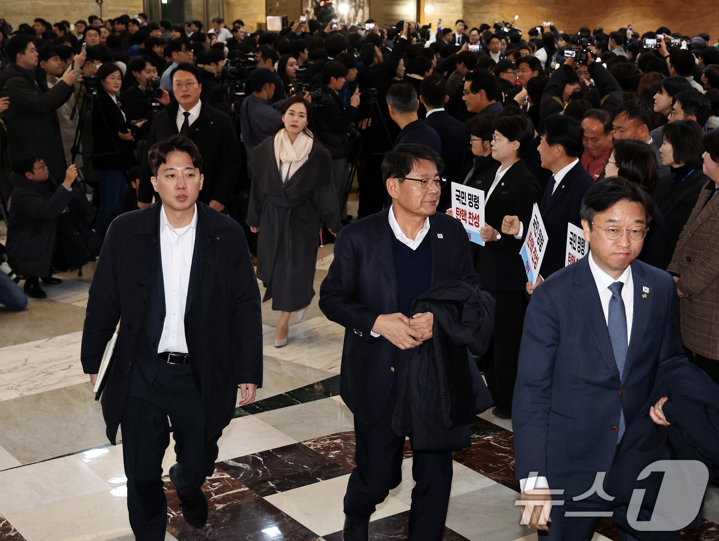 (서울=뉴스1) 구윤성 기자 = 이준석 개혁신당 의원을 비롯한 야당 의원들이 윤석열 대통령에 대한 두 번째 탄핵소추안 국회 표결일인 14일 오후 서울 여의도 국회 본회의장에 입장하 …