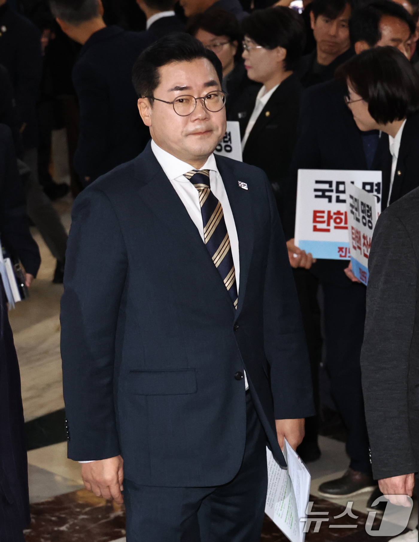 (서울=뉴스1) 구윤성 기자 = 박찬대 더불어민주당 원내대표가 윤석열 대통령에 대한 두 번째 탄핵소추안 국회 표결일인 14일 오후 서울 여의도 국회 본회의장에 입장하고 있다. 20 …