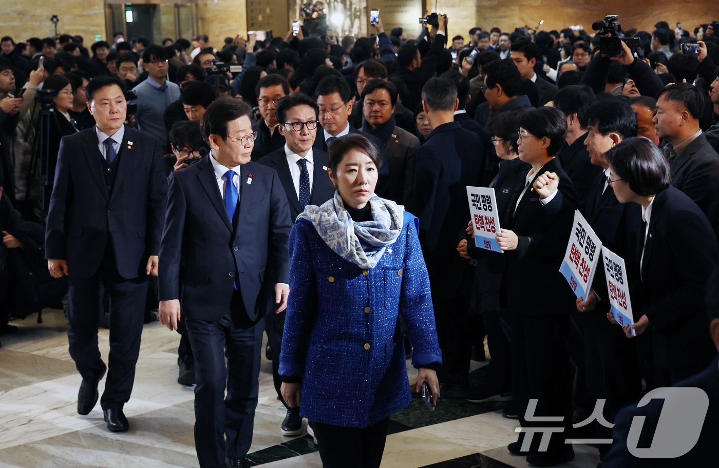 (서울=뉴스1) 구윤성 기자 = 이재명 더불어민주당 대표를 비롯한 야당 의원들이 윤석열 대통령에 대한 두 번째 탄핵소추안 국회 표결일인 14일 오후 서울 여의도 국회 본회의장에 입 …