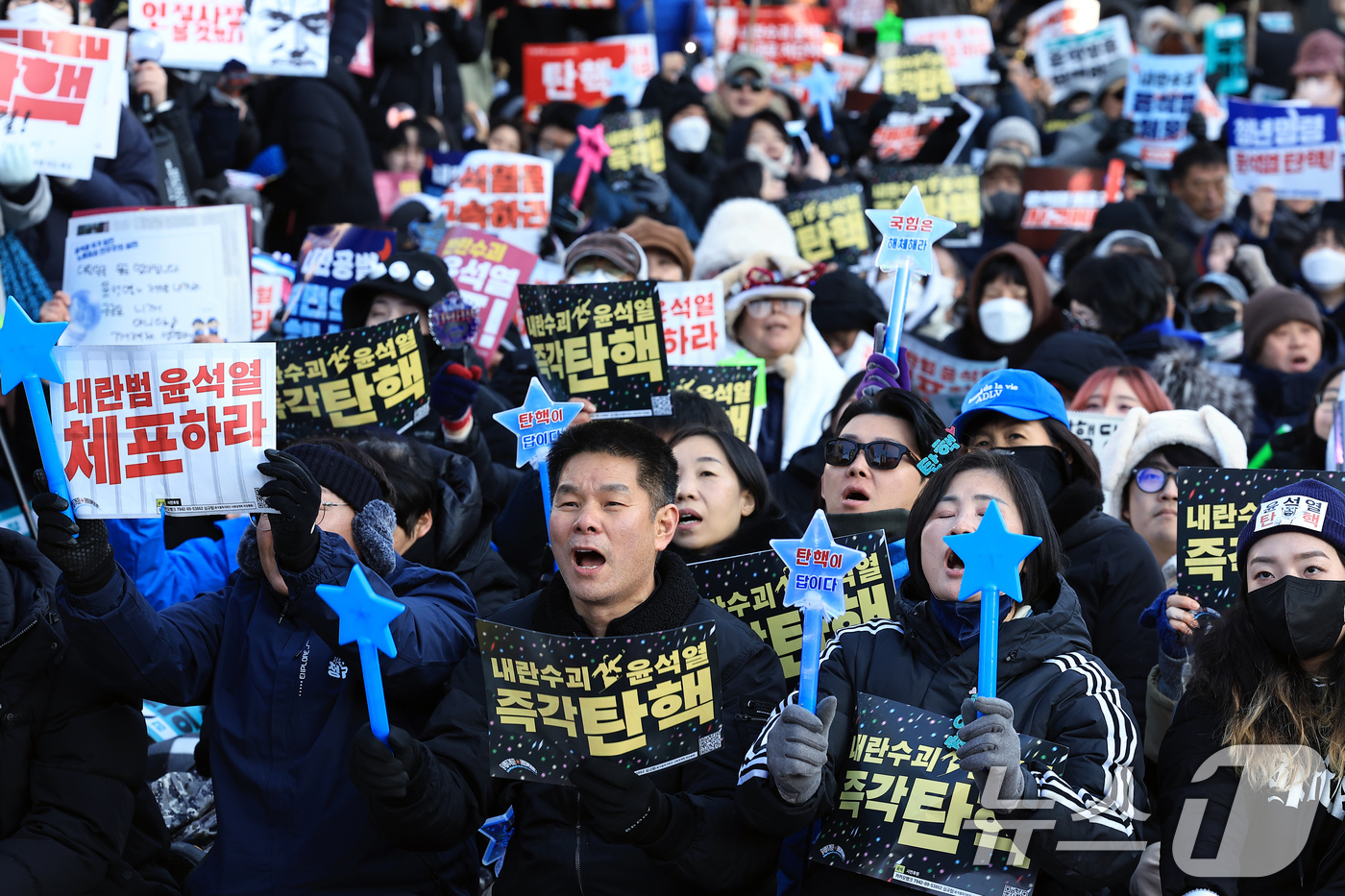 (서울=뉴스1) 박정호 기자 = 윤석열 대통령에 대한 탄핵소추안 표결이 예정된 14일 오후 서울 여의도 국회의사당 앞에서 열린 윤석열 즉각 탄핵 범국민 촛불대행진에 참여한 시민들이 …