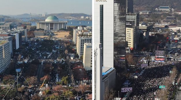 윤 대통령 탄핵안 두고 둘로 갈라진 대한민국