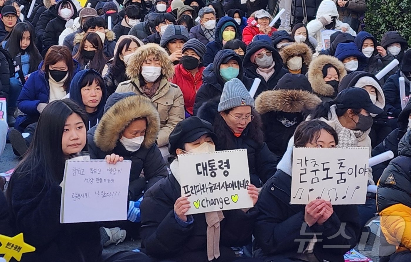 14일 천안고속버스터미널 앞에서 열린 &#39;윤석열 탄핵 촉구&#39; 충남 시민 대행진에 천안여고 학생들이 직접 쓴 손팻말을 들고 참가했다. 천안여고 학생들은 이날 시국선언문을 낭독했다. 2024.12.14./뉴스1ⓒNews1 ⓒ News1 이시우 기자