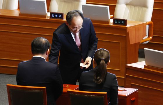 4시 29분 탄핵 표결 시작…권성동 김기현 김희정 순으로 투표함에 투입