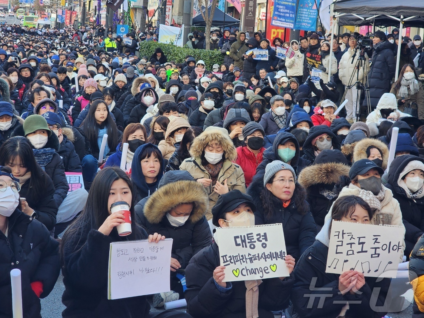 (천안=뉴스1) 이시우 기자 = 14일 천안고속버스터미널 앞에서 '윤석열 탄핵 촉구' 충남 시민 대행진이 열렸다. 이날 집회에는 충남에서 각지에서 2000여 명이 모여 '윤석열 탄 …