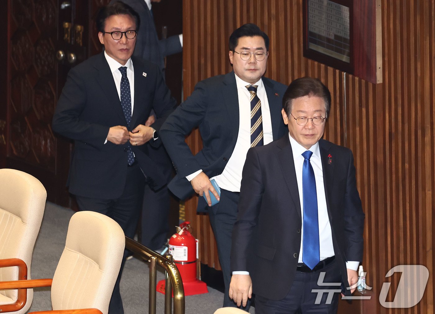 본문 이미지 - 더불어민주당 이재명 대표, 박찬대 원내대표, 김민석 최고위원이 14일 오후 서울 여의도 국회에서 열린 제419회국회(임시회) 제4차 본회의에서 윤석열 대통령 탄핵소추안 무기명 투표를 하기 위해 이동하고 있다. 2024.12.14/뉴스1 ⓒ News1 김민지 기자