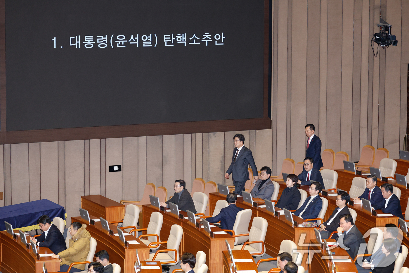 (서울=뉴스1) 안은나 기자 = 권성동 국민의힘 원내대표가 14일 오후 서울 여의도 국회에서 열린 제419회국회(임시회) 제4차 본회의에서 윤석열 대통령 탄핵소추안 무기명 투표를 …