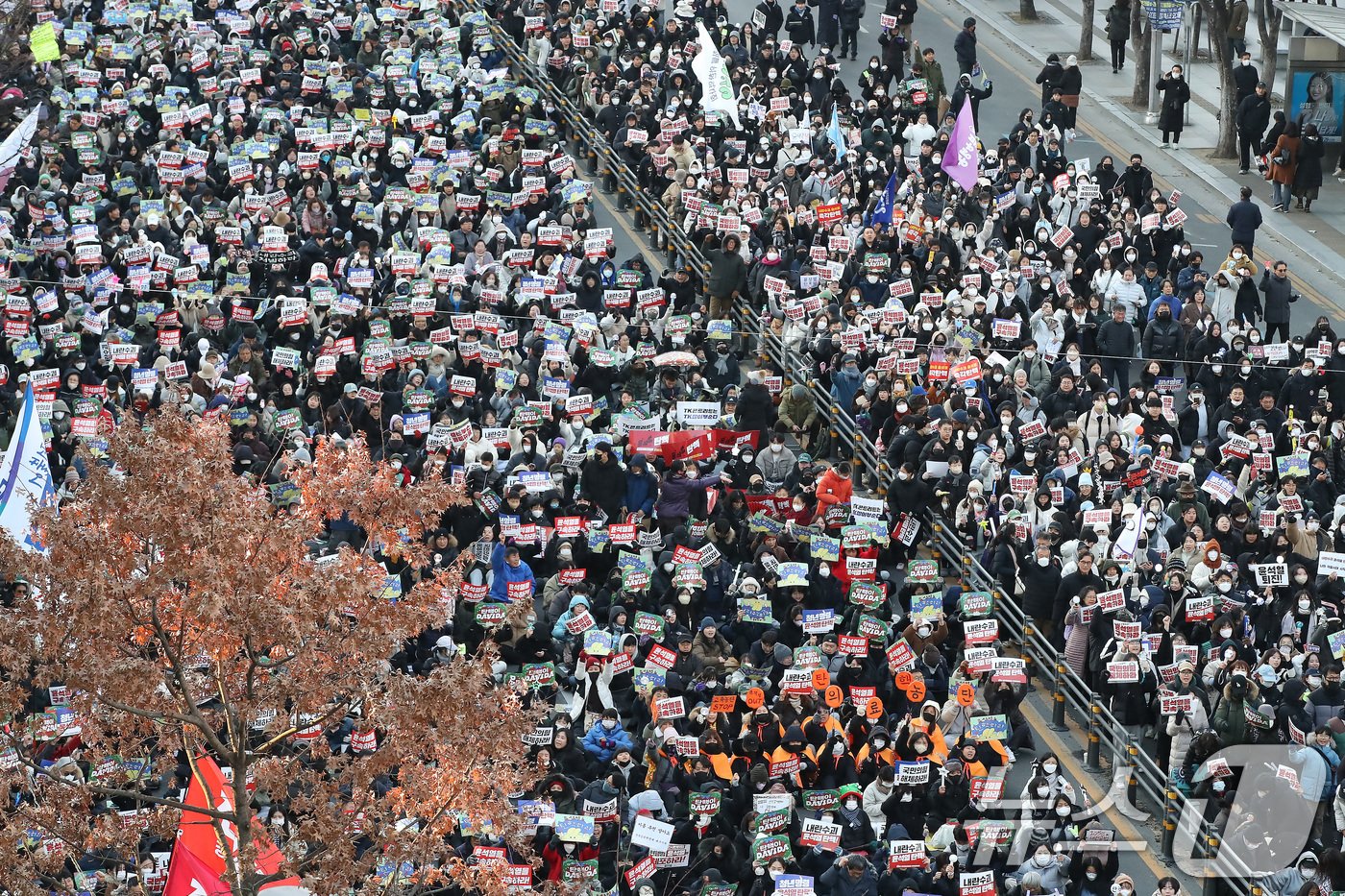 본문 이미지 - 윤석열 대통령 탄핵소추안 2차 표결을 앞둔 14일 오후 대구 중구 국채보상로를 가득 메운 시민들이 윤석열 탄핵과 퇴진을 촉구하고 있다. 2024.12.14/뉴스1 ⓒ News1 공정식 기자