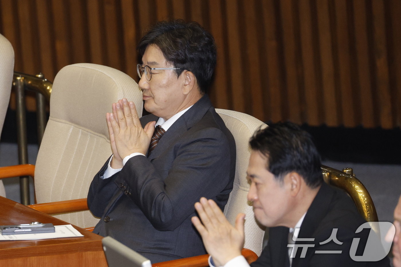 본문 이미지 - 권성동 국민의힘 원내대표, 장동혁 최고위원이 14일 오후 서울 여의도 국회에서 열린 제419회국회(임시회) 제4차 본회의에서 윤석열 대통령 탄핵소추안 표결 결과를 기다리며 두손을 모으고 있다. 2024.12.14/뉴스1 ⓒ News1 안은나 기자