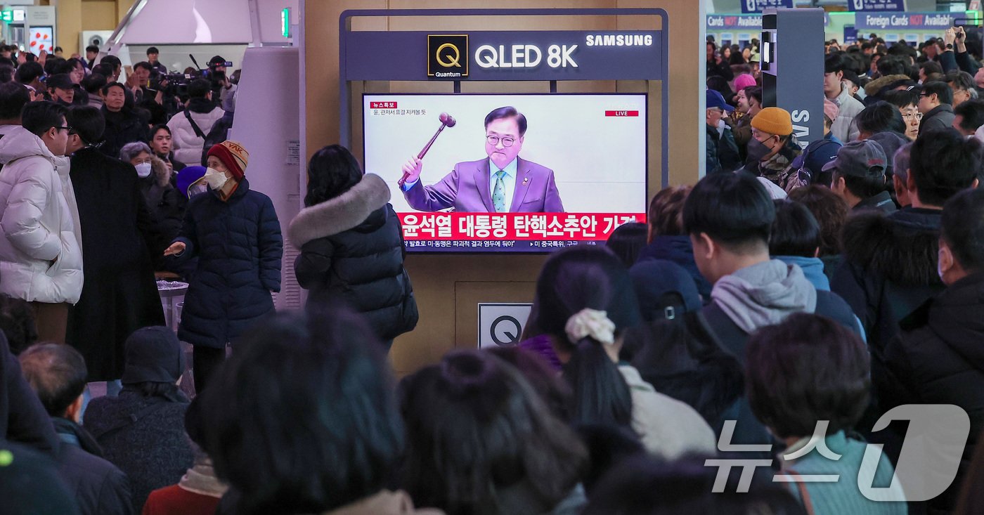 14일 서울 용산구 서울역 대합실에서 시민들이 윤석열 대통령에 대한 국회의 탄핵소추안이 가결되자 기뻐하고 있다. 이날 국회 본회의에선 재적의원 300명 전원이 투표에 참석, 이 중 204명 의원의 찬성으로 윤 대통령에 대한 탄핵소추안을 가결했다. 반대는 85명, 기권은 3표, 무효는 8표였다. 2024.12.14/뉴스1 ⓒ News1 김성진 기자