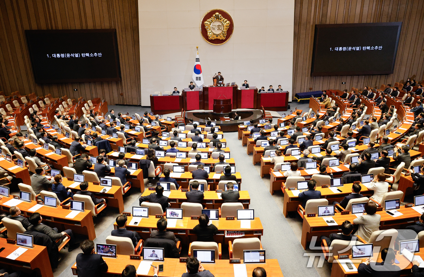 (서울=뉴스1) 안은나 기자 = 우원식 국회의장이 14일 오후 서울 여의도 국회에서 열린 제419회국회(임시회) 제4차 본회의에서 윤석열 대통령 탄핵소추안 가결을 알리고 있다. 2 …