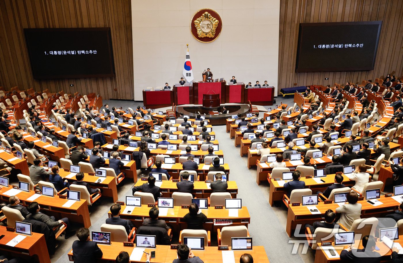 우원식 국회의장이 14일 오후 서울 여의도 국회에서 열린 제419회국회&#40;임시회&#41; 제4차 본회의에서 윤석열 대통령 탄핵소추안 가결을 알리고 있다. 2024.12.14/뉴스1 ⓒ News1 안은나 기자