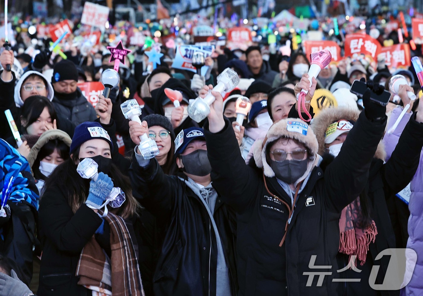 (서울=뉴스1) 박정호 기자 = 윤석열 대통령에 대한 탄핵소추안이 가결된 14일 오후 서울 여의도 국회의사당 앞에서 열린 윤석열 즉각 탄핵 범국민 촛불대행진에 참여한 시민들이 환호 …