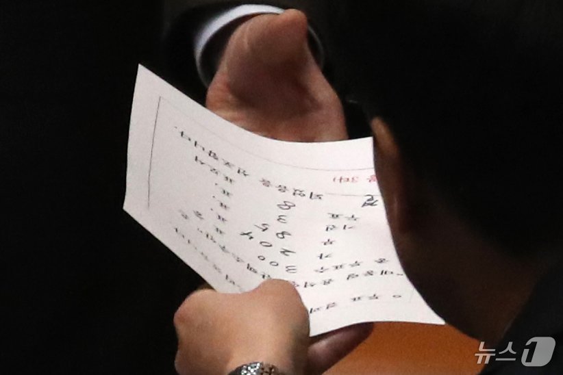 본문 이미지 - 14일 오후 서울 여의도 국회에서 열린 본회의에서 관계자가 윤석열 대통령 탄핵소추안 표결 투표 결과지를 우원식 의장에게 전달하고 있다. 탄핵안은 총투표수 300표 중, 가 204표, 부 85표, 기권3표, 무효 8표로 가결됐다. 2024.12.14/뉴스1 ⓒ News1 이광호 기자