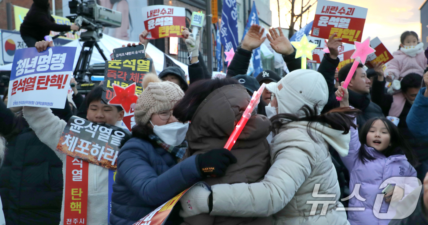 (전주=뉴스1) 유경석 기자 = 14일 전북자치도 전주시 객사 앞에서 열린 윤석열 퇴진 전북도민대회 참가자들이 윤석열 대통령 탄핵소추안 가결 발표를 듣고 환호하고 있다. 2024. …