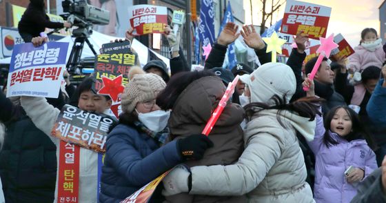 '축제로 변한 집회' 尹 탄핵안 가결되자 시민들 “국민이 이겼다”(종합)