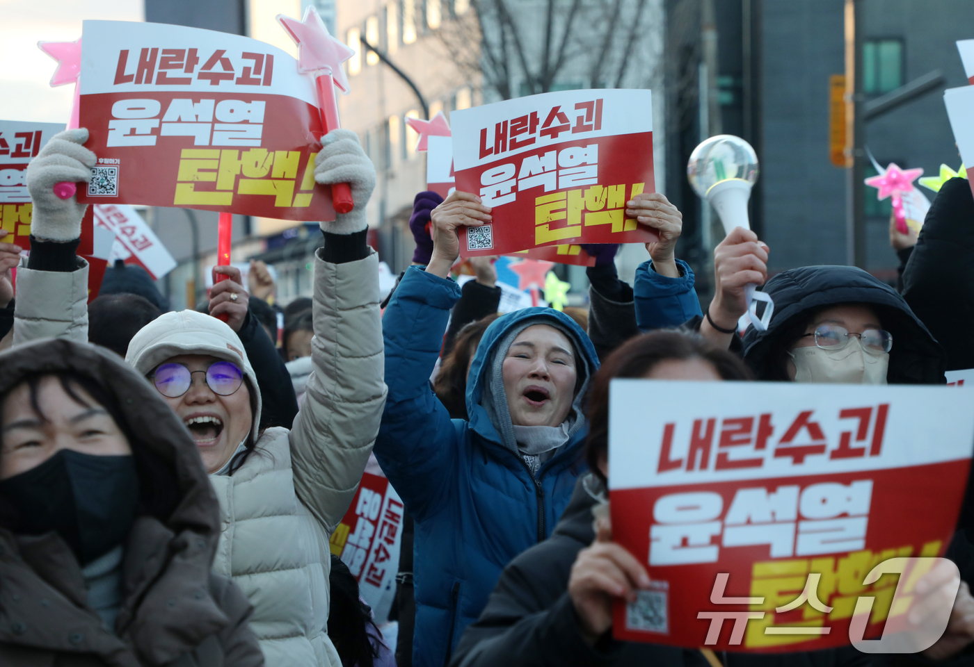 (전주=뉴스1) 유경석 기자 = 14일 전북자치도 전주시 객사 앞에서 열린 윤석열 퇴진 전북도민대회 참가자들이 윤석열 대통령 탄핵소추안 가결 발표를 듣고 환호하고 있다. 2024. …