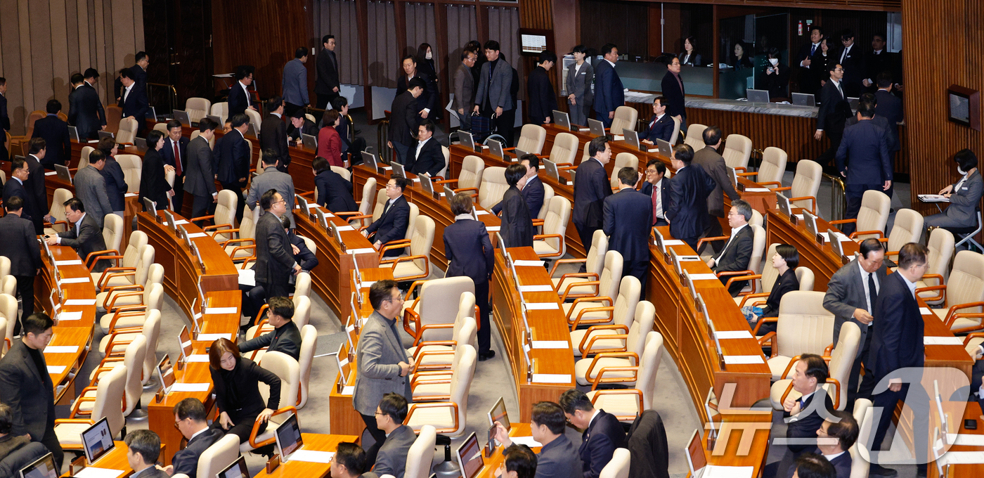 (서울=뉴스1) 안은나 기자 = 국민의힘 의원들이 14일 오후 서울 여의도 국회에서 열린 제419회국회(임시회) 제4차 본회의에서 윤석열 대통령 탄핵소추안이 가결되자 본회의장을 나 …