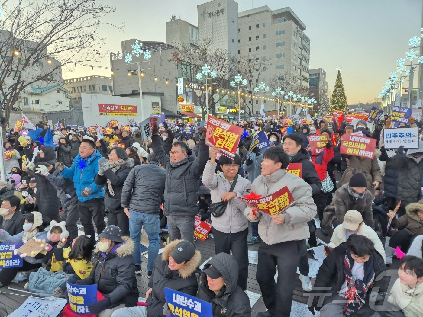 14일 강원 강릉 월화거리에서 시민들이 윤석열 대통령에 대한 국회의 탄핵소추안이 가결되자 기뻐하고 있다. 이날 국회 본회의에선 재적의원 300명 전원이 투표에 참석, 이 중 204명 의원의 찬성으로 윤 대통령에 대한 탄핵소추안을 가결했다. 반대는 85명, 기권은 3표, 무효는 8표였다. 2024.12.14/뉴스1 ⓒ News1 윤왕근 기자