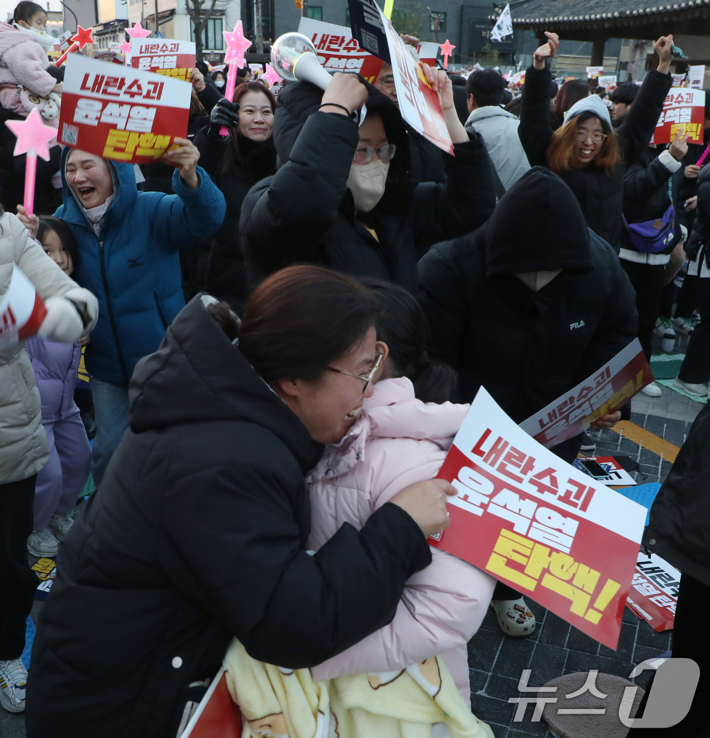 (전주=뉴스1) 유경석 기자 = 14일 전북자치도 전주시 객사 앞에서 열린 윤석열 퇴진 전북도민대회 참가자들이 윤석열 대통령 탄핵소추안 가결 발표를 듣고 환호하고 있다. 2024. …