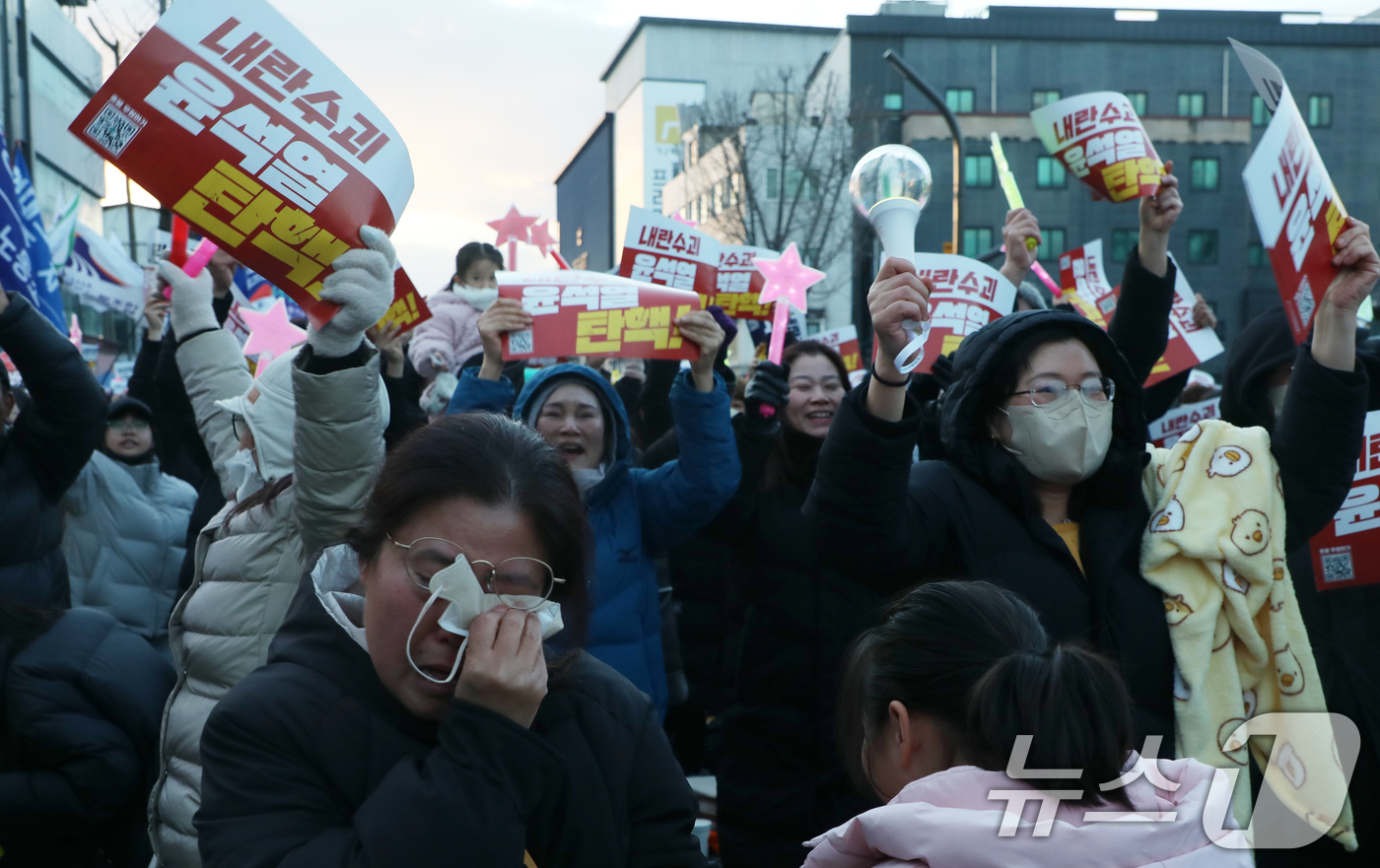 (전주=뉴스1) 유경석 기자 = 14일 전북자치도 전주시 객사 앞에서 열린 윤석열 퇴진 전북도민대회 참가자들이 윤석열 대통령 탄핵소추안 가결 발표를 듣고 환호하고 있다. 2024. …