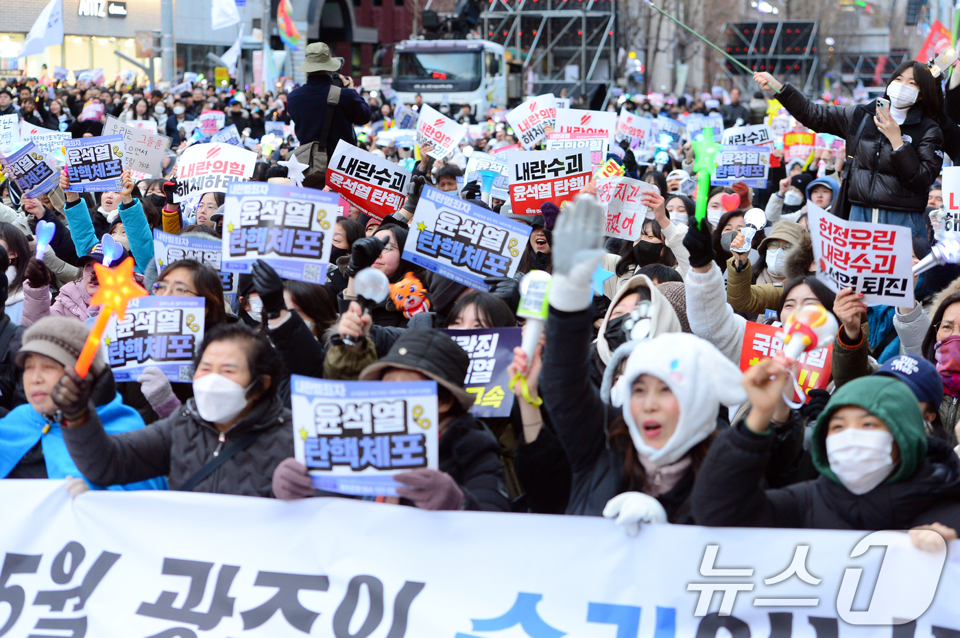 (광주=뉴스1) 이승현 기자 = 윤석열 대통령의 탄핵소추안 2차 표결이 가결된 14일 오후 광주 동구 금남로에 모인 시민들이 환호하고 있다. 2024.12.14/뉴스1